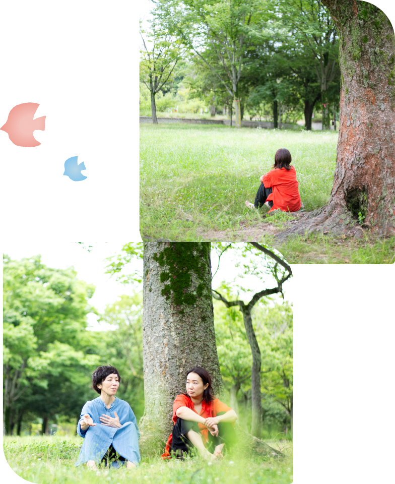 メッセージ 木の下に座る2人の女性