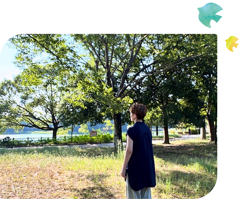 メッセージ 森にたたずむ一人の女性