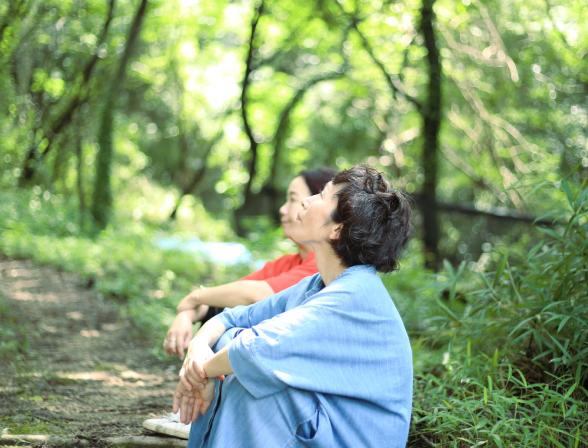 目覚めのワーク 空を見上げる2人の女性
